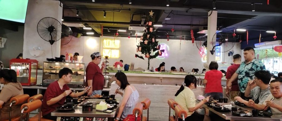 33 BUFFET STEAMBOAT, photograph 2 of 5