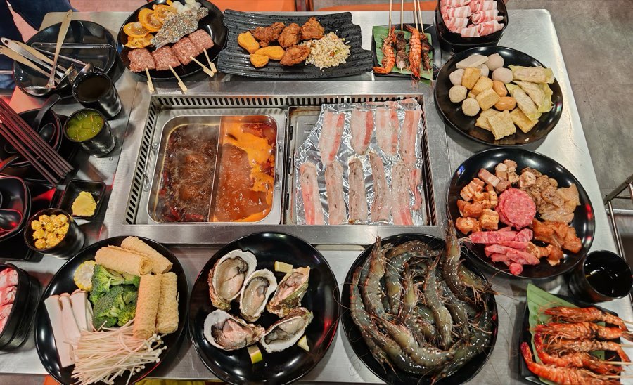 33 BUFFET STEAMBOAT, photograph 5 of 5