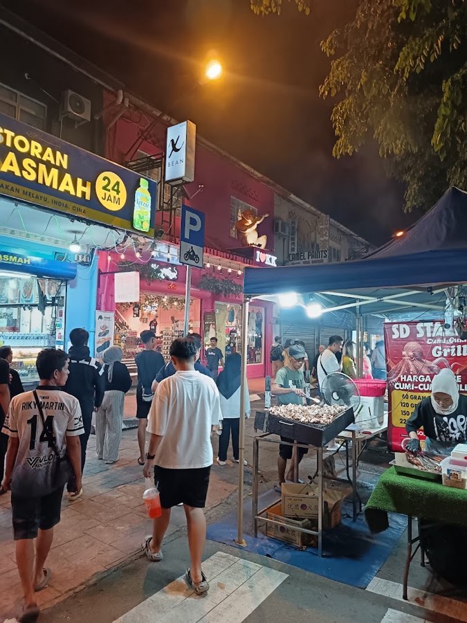 Api Api Night Food Market Gaya Street, photograph 1 of 5