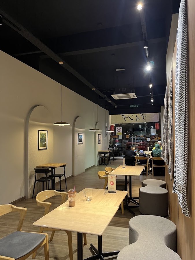 Dinde Japanese Restaurant, photograph 3 of 5