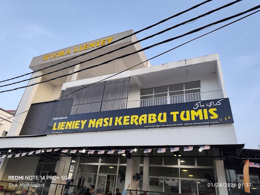 Lieniey Nasi Kerabu Tumis, photograph 1 of 5