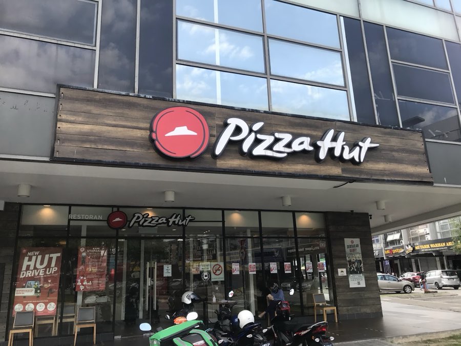Pizza Hut, photograph 1 of 5