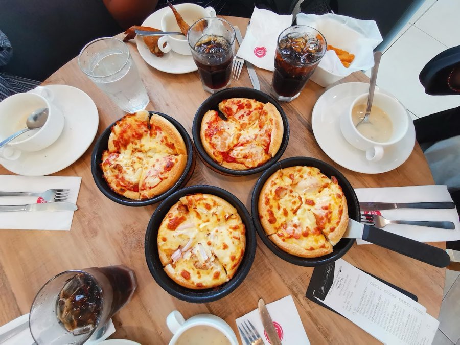 Pizza Hut, photograph 3 of 5