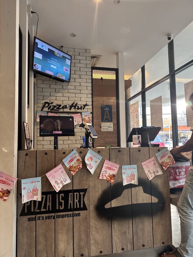 Pizza Hut, photograph 4 of 5