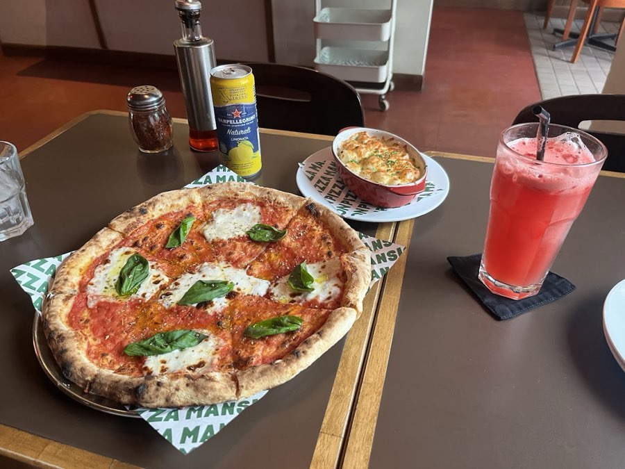 Pizza Mansion Jalan Mesui, photograph 3 of 5