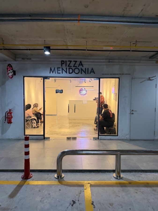Pizza Mendonia, photograph 1 of 5