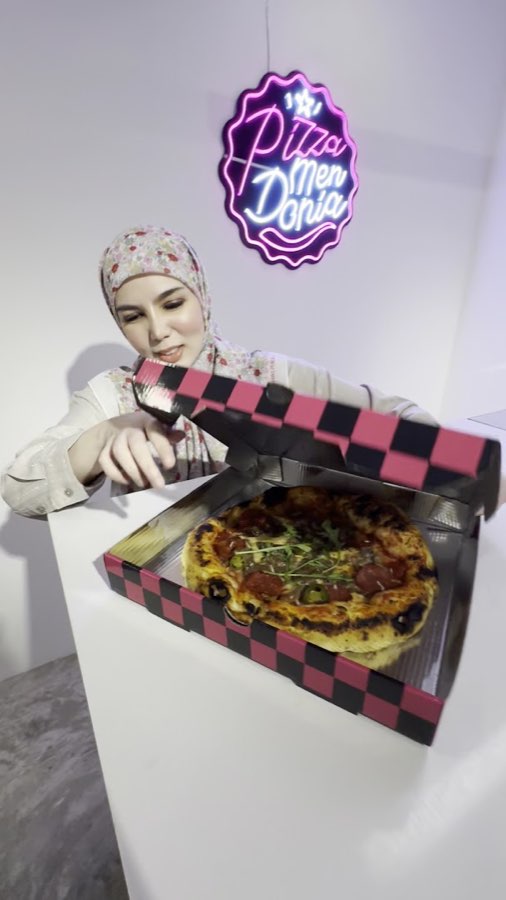 Pizza Mendonia, photograph 2 of 5