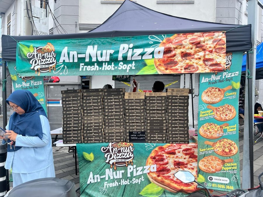 STREET PIZZA, photograph 1 of 2