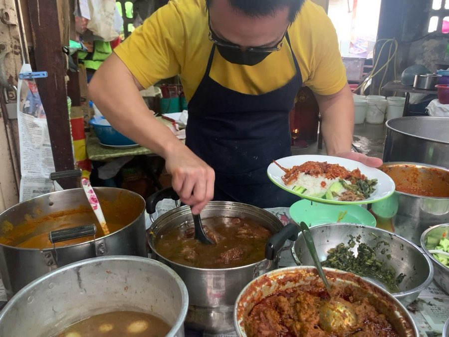 Taste Legendary Nasi Lemak Chow Kit Market 秋傑路 (炸肉)椰漿飯, photograph 2 of 5