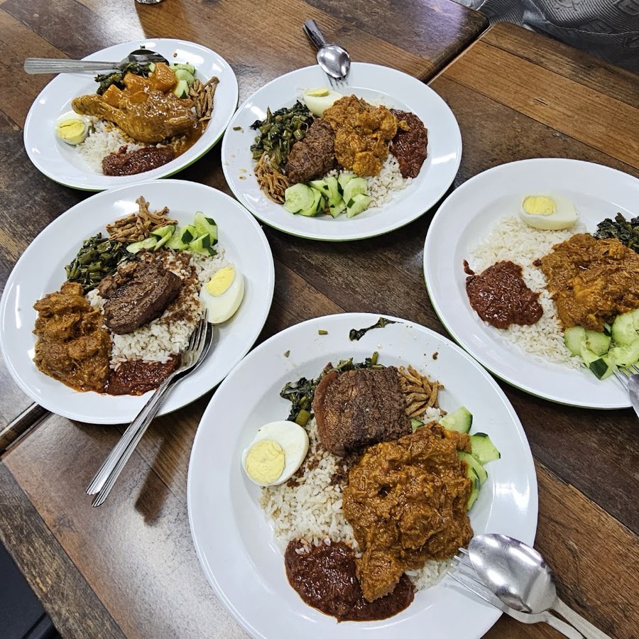 Taste Legendary Nasi Lemak Chow Kit Market 秋傑路 (炸肉)椰漿飯, photograph 3 of 5