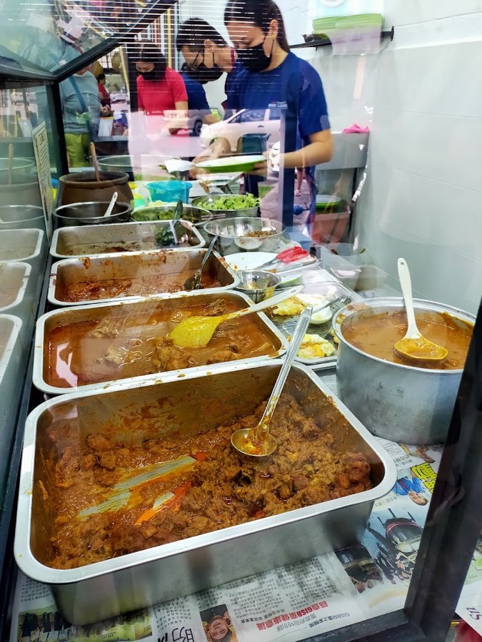 Taste Legendary Nasi Lemak Chow Kit Market 秋傑路 (炸肉)椰漿飯, photograph 4 of 5