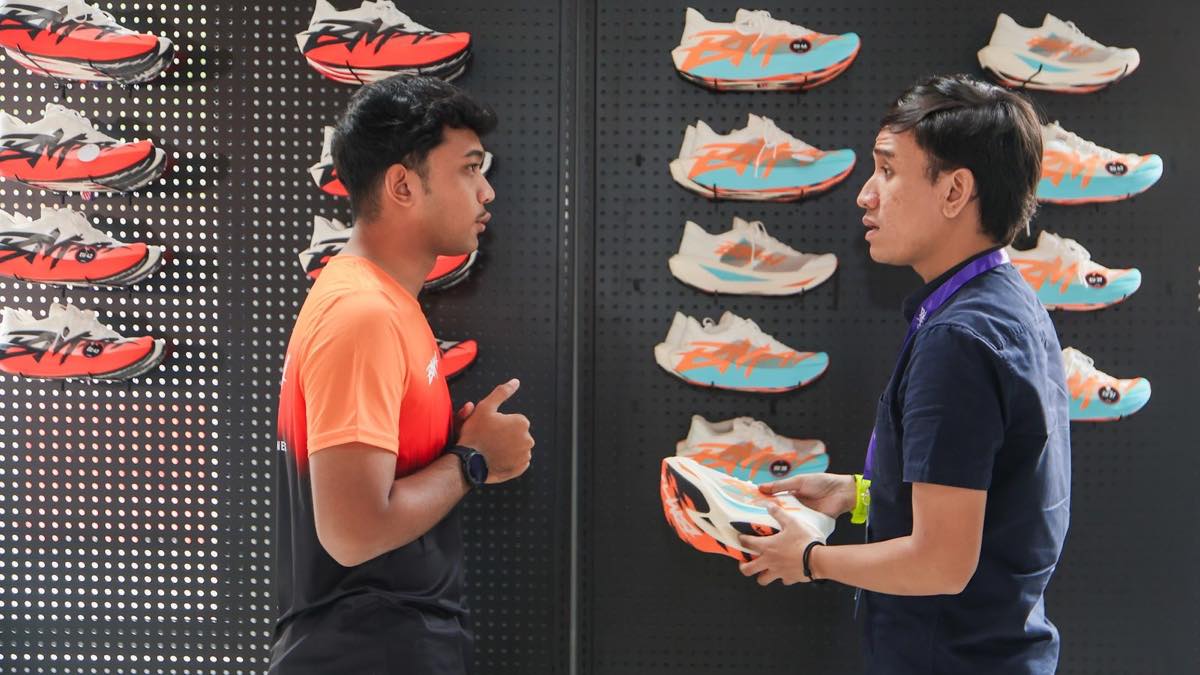 Two attendees examining the BMAI GCARBON TURBO 4 at the Kuala Lumpur launch