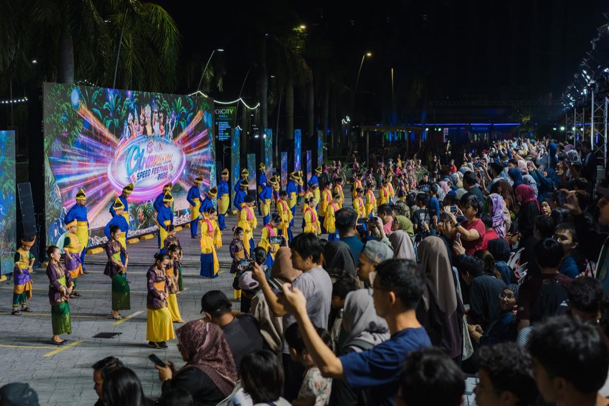 A large crowd gathers to watch the Colours of Parade at IOI City Mall Putrajaya during Citrawarna Speed Festival 2026