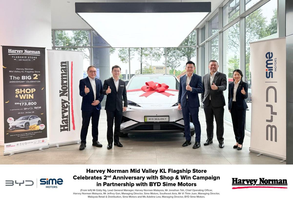 Harvey Norman Malaysia and BYD Sime Motors leaders with the BYD SEALION 7 grand prize at the Mid Valley KL flagship store
