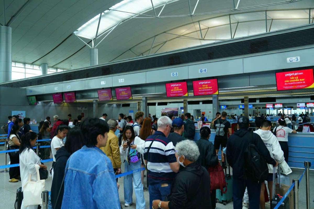 Passengers checking in for Vietjet's first Ho Chi Minh City to Chiang Mai flight