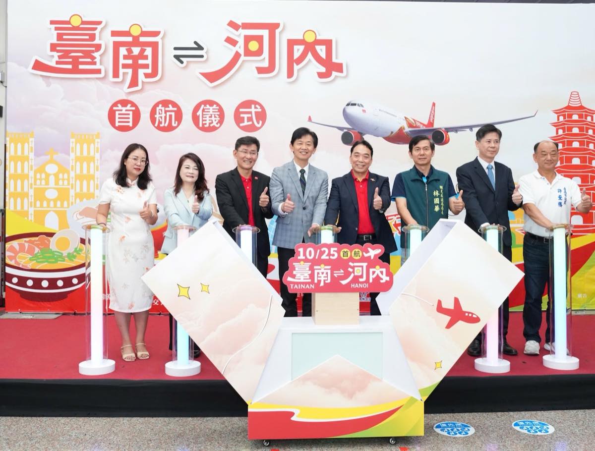 Vietjet and Tainan City officials at the inauguration of the Hanoi to Tainan route